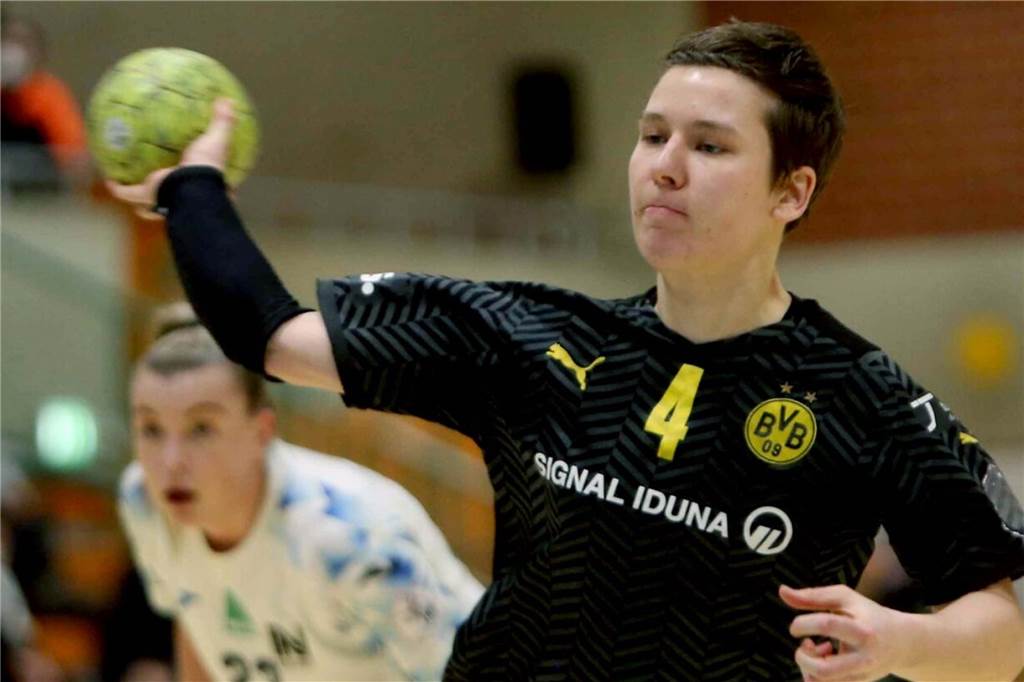Alina Grijseels wirft im BVB-Trikot aufs Tor.