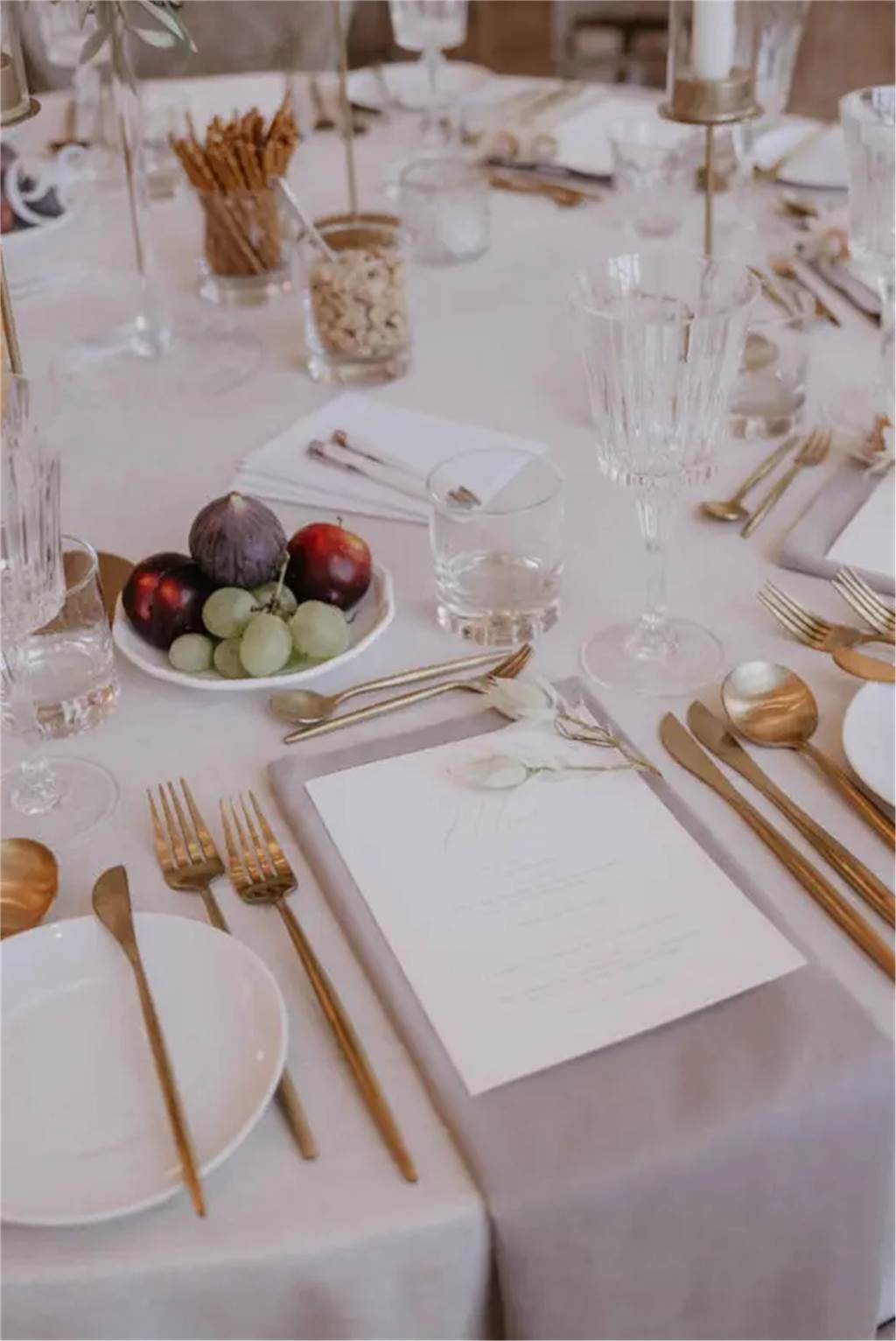 Familie Rock stattet 100 Hochzeiten an einem Wochenende aus Ein gedeckter Tisch bei einer Hochzeit.