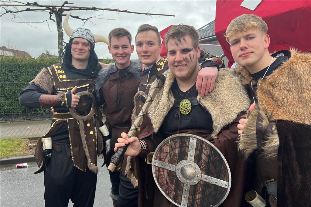 Bestens ausgestattet für das regnerische Wetter waren diese Narren in ihren Wikinger-Kostümen.