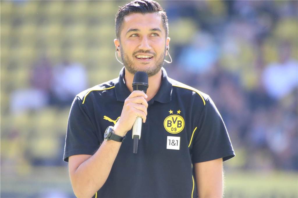 Nuri Sahin spricht in ein Mikrofon.
