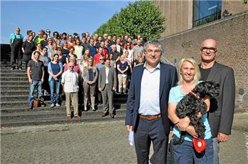 Bestens gerüstet für den Saisonstart: Das WLT-Team um Intendant Rolf Ebeling (r.) und den geschäftsführenden Direktor Günter Wohlfahrt sehnt den September herbei – aus zweierlei Gründen. Hunde-Maskottchen Leo ist ebenfalls dabei. 