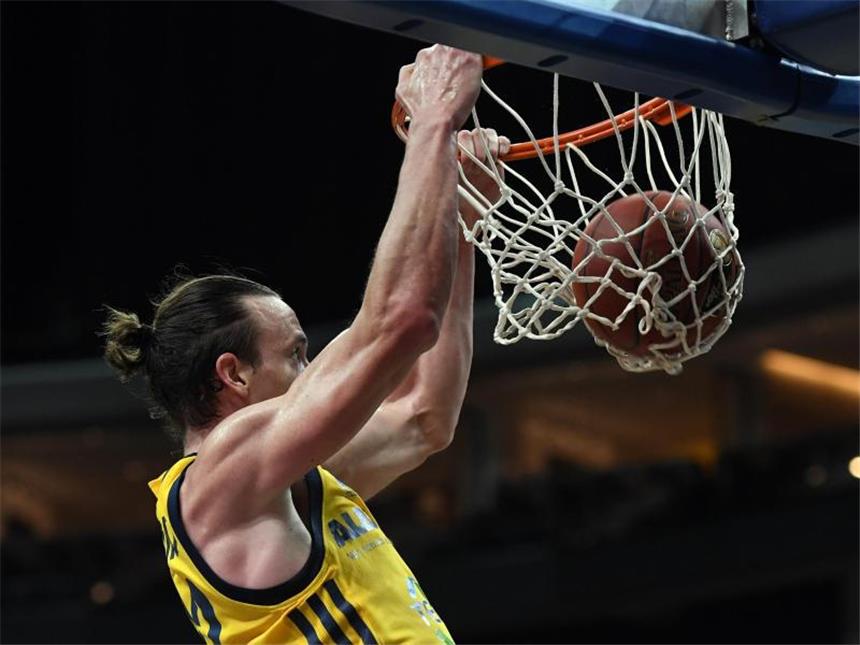 Deutliche Erfolge für Meister Bamberg und ALBA Berlin Bester ALBA-Schütze beim Sieg gegen Tübingen: Dennis Clifford. Foto: Maurizio Gambarini