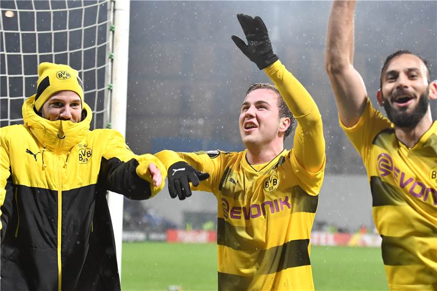 BVB verhindert mit Ach und Krach das Aus in Europa Bester BVB-Spieler gegen Bergamo: Mario Götze (M.).