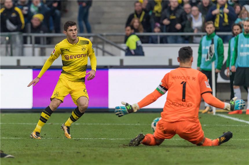 Pulisic stemmt sich gegen die Pleite - Sokratis hilflos Bester BVB-Spieler in Hannover: Christian Pulisic (l.).