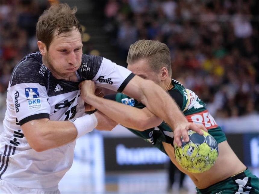 Kiel und Flensburg gewinnen vor Champions-League-Start Bester Kieler Werfer beim Sieg über Leipzig: THW-Akteur Steffen Weinhold (l). Foto: Axel Heimken