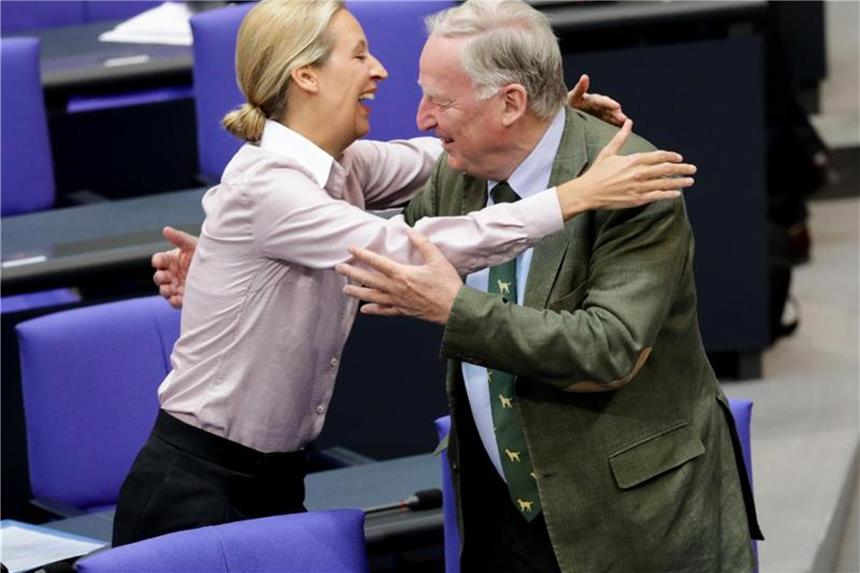 Merkel lässt sich nicht „jagen“ - schon gar nicht von Weidel Bester Laune: Die beiden AfD-Fraktionsvorsitzenden Alice Weidel und Alexander Gauland im Bundestag. Foto: Kay Nietfeld