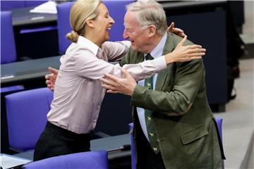Bester Laune: Die beiden AfD-Fraktionsvorsitzenden Alice Weidel und Alexander Gauland im Bundestag. Foto: Kay Nietfeld