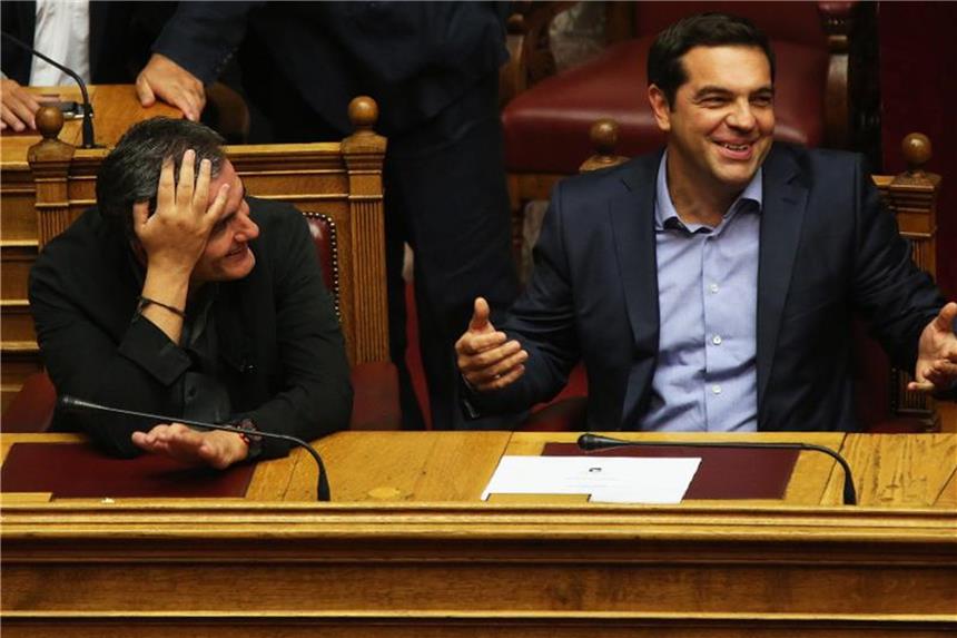 Bester Laune: Griechenlands Premierminister Alexis Tsipras (r.) und Finanzminister Euklid Tsakalotos im Parlament. Foto: Alexandros Vlachos/ANA-MPA