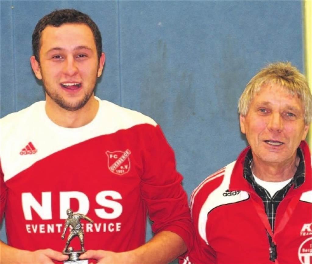 Rückblick ins Jahr 2010: Außenseiter FCO gewinnt die HSM Bergkamen Grogor Paluch (l.) vom FC Overberge neben Friedhelm Runge vom Ausrichter FC TuRa Bergkamen.