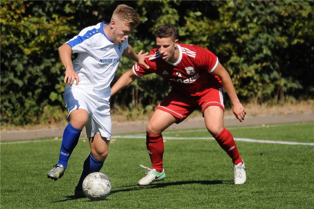 FC Frohlinde gegen SG Castrop: Hinrunde endet mit brisantem Derby Bestritten im August das Derby FC Frohlinde gegen SG Castrop (rote Hemden): Dietrich Liskunov (l) und Dustin Lukat (r).