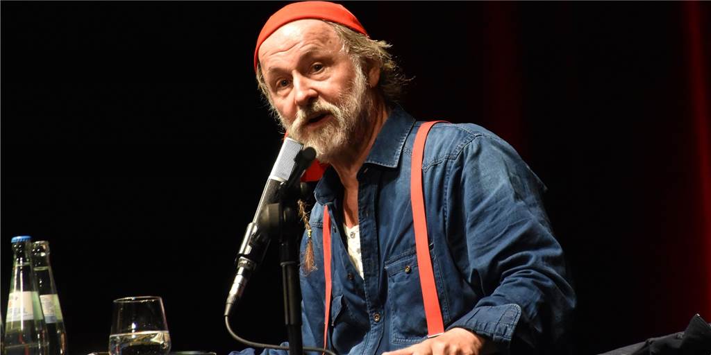 Krimi-Autor Klaus-Peter Wolf in Lünen: Spannende Lesung mit Spaß-Faktor Bestseller-Autor Klaus-Peter Wolf beim Vortrag im Heinz-Hilpert-Theater.
