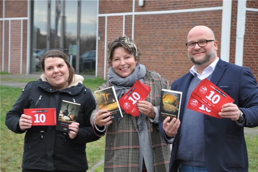 Krimi-Festival „Mord am Hellweg“ wegen Corona erneut verschoben Bestseller-Autorin Elisabeth Herrmann (M.) im Januar 2020 vor dem Ufo mit David Zolda vom Kulturbüro und Sina Ziegler vom Organisationsteam des Festivals „Mord am Hellweg". Elisabeth Herrmann stellt ihren Lünen-Krimi im Herbst 2021 vor.