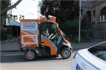 Bestückt mit vielen Kameras fuhr das orangene Fahrzeug am Wochenende durch Schwerte.