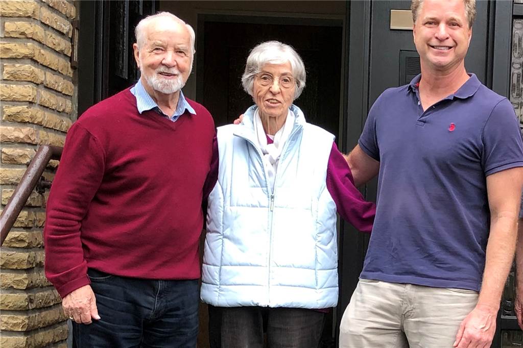 Von Hengeler nach Missouri: Eine Auswanderergeschichte aus Stadtlohn Besuch aus Amerika: Tim Wessels (r.) überbrachte eine Familienchronik der Familie Rolwing an Heinrich und Maria Aertker.