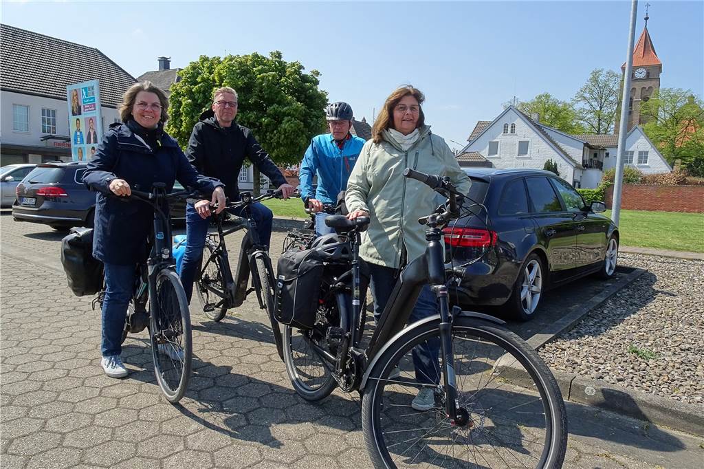 Markt, Meile und mehr: Menschen stimmen sich bei Sonnenschein auf den Mai ein Besuch aus Laer