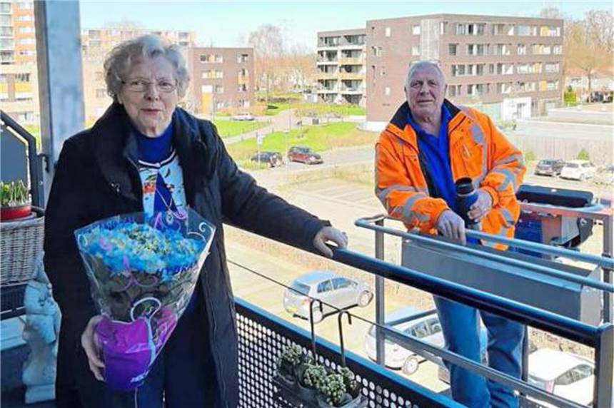 Trotz Corona-Besuchsverbot: Sohn besucht 85-jährige Mutter mit Hubsteiger Besuch bei der Mutter im Altenheim - mit dem Hubsteiger.