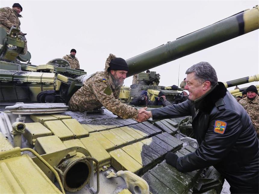 Besuch bei der Truppe:Der ukrainische Präsident Petro Poroschenko auf einer Militärbasis im unruhigen Osten des Landes. Foto: Sergei Kozlov/Archiv