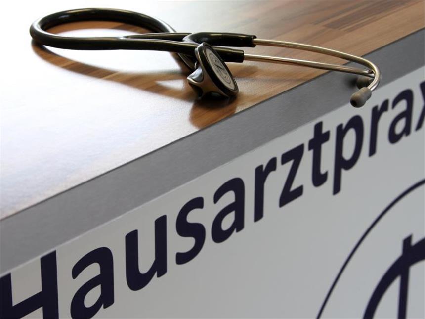 Bertelsmann-Stiftung fordert Aus für Beamten-Beihilfe Besuch beim Hausarzt: Rund 85 Prozent der Staatsdiener sind privat versichert. Foto: Stephan Jansen