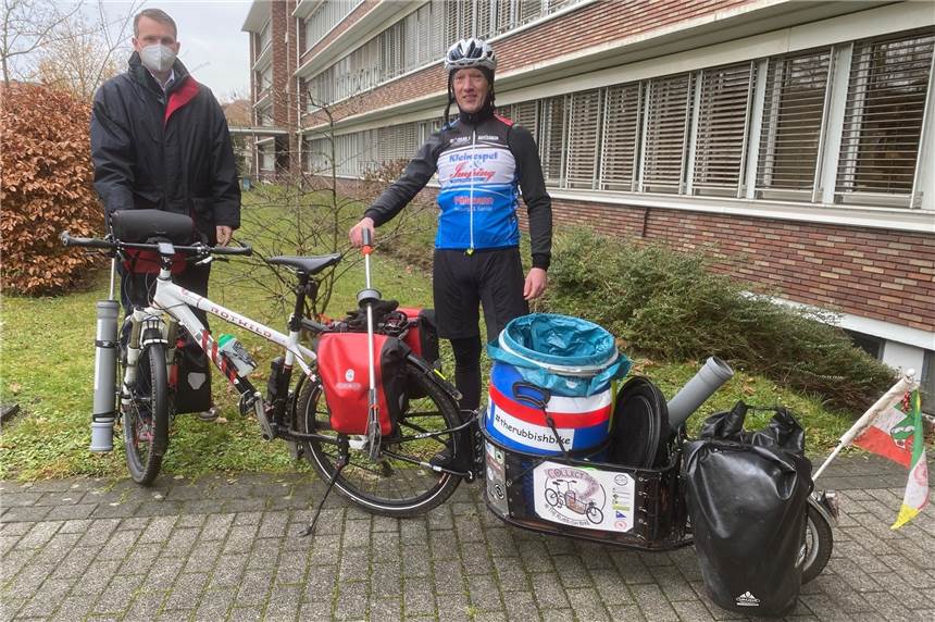 Mit dem Rubbish-Bike sorgt ein Dorstener für Sauberkeit in der Stadt Besuch im Rathaus: Bürgermeister Tobias Stockhoff hat sich bei Christian Arndt bedankt. Der 46-Jährige ist auf seinem „Rubbish-Bike“ in Dorsten unterwegs, um Müll einzusammeln.