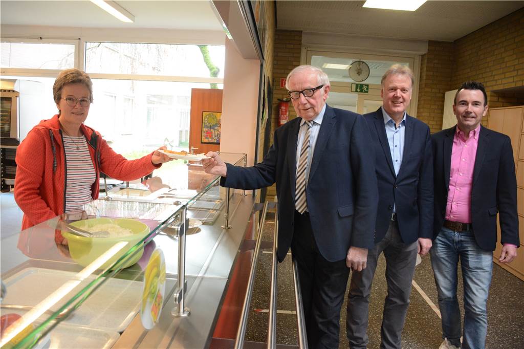 Besuch in der Mensa (v. l. n. r.): Elisabeth Ingenhorst (Vorstand Förderverein), Hermann Pennekamp (Bürgerstiftung), Klaus Ostendorf (Bürgerstiftung) und Sven Kruse (Schulleiter).
