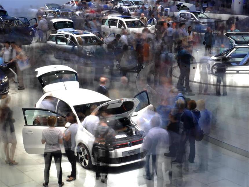 VW geht mit drei Golf-Weltpremieren an den Start Besucher auf der IAA vor zwei Jahren: 2013 setzt Volkswagen alles auf die Karte Golf. Foto: Arne Dedert/Archiv