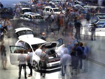 Besucher auf der IAA vor zwei Jahren: 2013 setzt Volkswagen alles auf die Karte Golf. Foto: Arne Dedert/Archiv