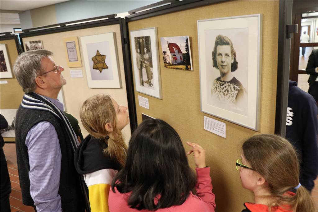 Im engen Versteckschrank dem Schicksal jüdischer Mädchen nachspüren Besucher der Ausstellung betrachten das Foto von Dini Hannink. Die damals 14-jährige fuhr mit dem Rad zu den Oostervelds und sagte Bescheid, wenn Gefahr für die versteckten jüdischen Mädchen Sini und Annie drohte.