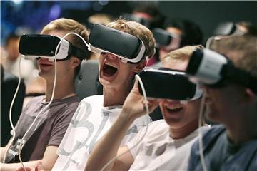 Besucher der Gamescom erleben mit VR-Brillen die virtuelle Realität. Foto: Oliver Berg/Archiv