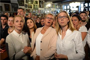 Besucher der Wahlparty der SPD für die Bürgerschaftswahl in Bremen.