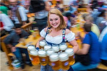 Besucher des Oktoberfests müssen für ein Maß Bier in diesem Jahr über 11 Euro bezahlen. Foto: Marc Müller