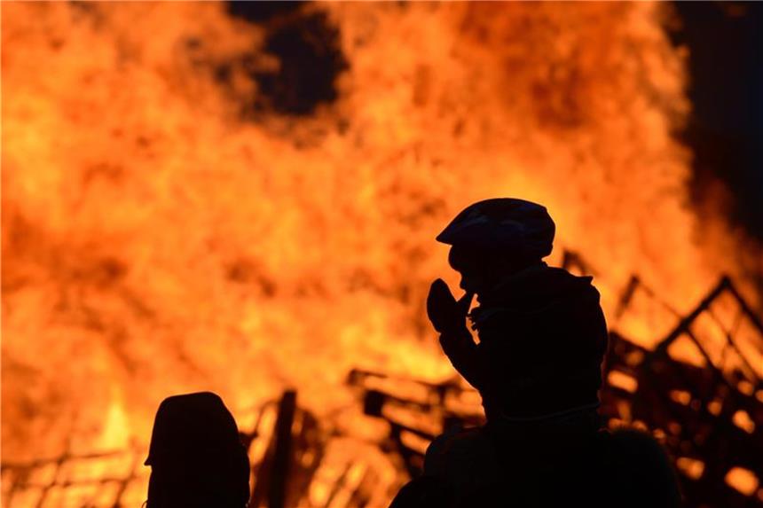 Nabu warnt bei Osterfeuer: Mögliche Todesfalle für Tiere Besucher eines Osterfeuers. Foto: Federico Gambarini/Archiv