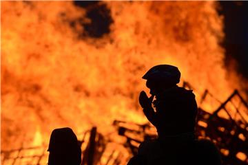 Besucher eines Osterfeuers. Foto: Federico Gambarini/Archiv