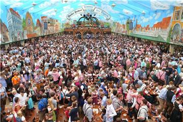 Besucher feiern in einem Festzelt auf dem Oktoberfest. Foto: Karl-Josef Hildenbrand/Archiv