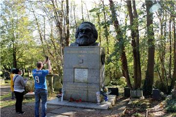 Besucher fotografieren Grab von Karl Marx auf dem Londoner Friedhof Highgate. Foto: Christoph Driessen