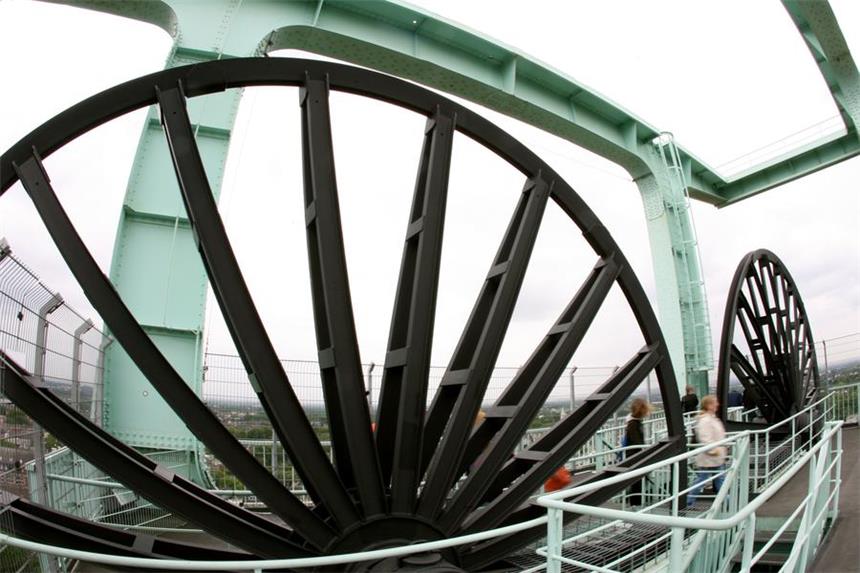 Ordentlich Kohle für das Bergbau-Museum Besucher gehen an den Seilscheiben auf der Besucherterasse des Fördergerüstes am Bergbaumuseum in Bochum vorbei.