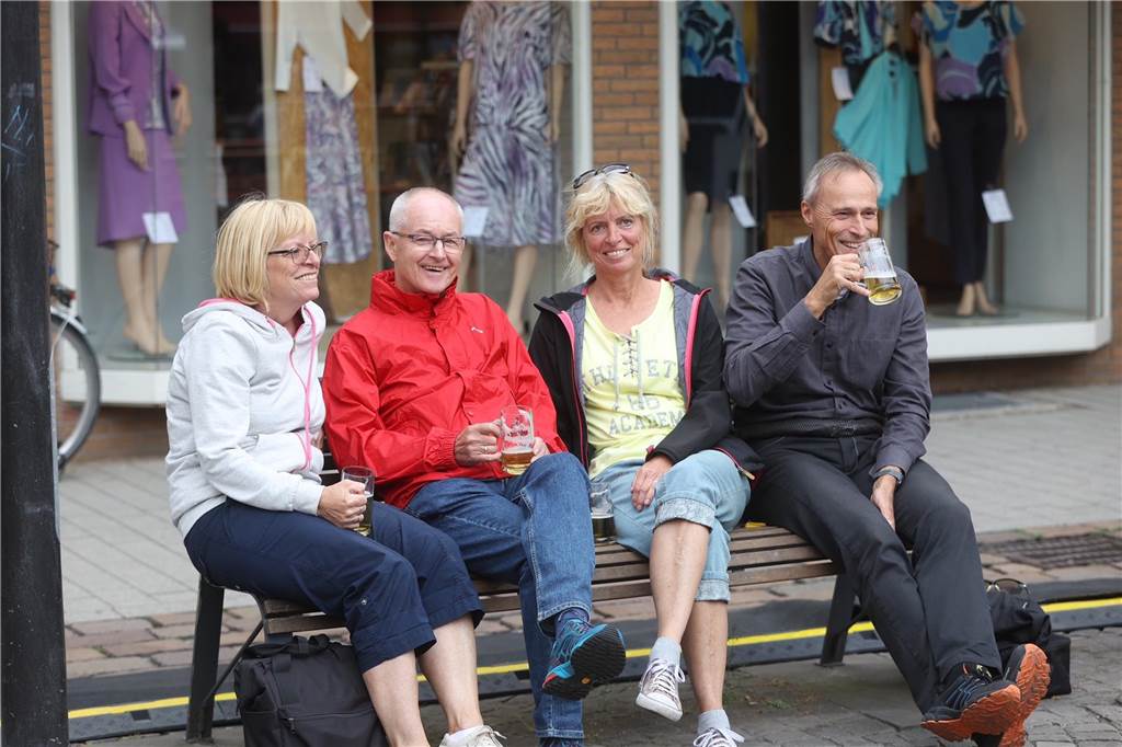 Besucher genossen das Auftaktprogramm.