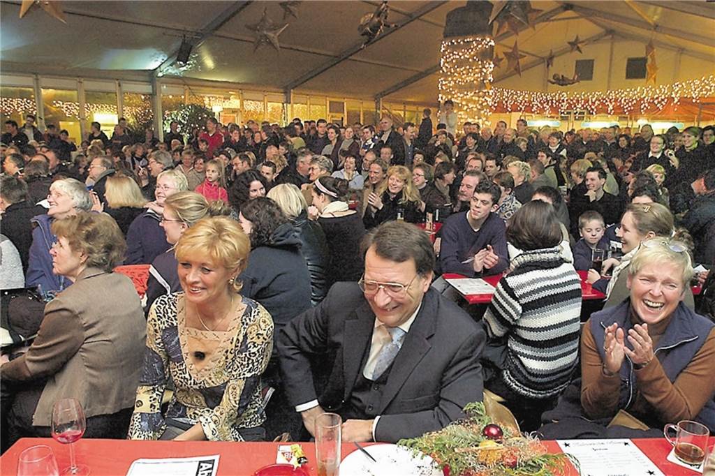 Besucher im Festzelt beim satirischen Advent im Jahr 2003: Damals war das Zelt, das um den Reiterbrunnen herum aufgebaut war, erstmals gut beheizt und mit Teppich ausgelegt.