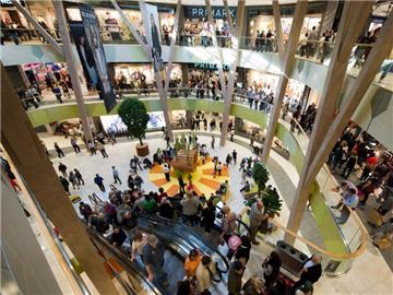 Besucher im Stuttgarter Milaneo-Einkaufzentrum: Die Kauflust der Verbraucher hält die deutsche Wirtschaft nach Überzeugung der Bundesbank auf Wachstumskurs. Foto: Inga Kjer/Archiv