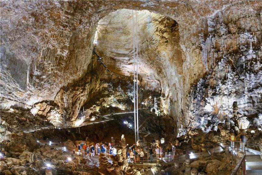 Die Grotta Gigante bei Triest Besucher in der Grotta Gigante: 2017 kamen etwas mehr als 100.000 Besucher - ein Rekord. Foto: Archivio Grotta Gigante