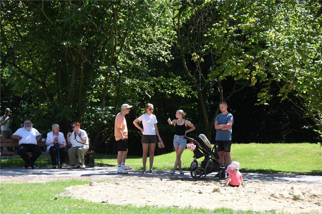 Besucher jeder Generation nahmen an der Eröffnungsfeier teil und eroberten sich den Stephanuspark schon mal auf ihre Weise.