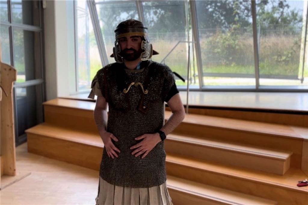 Was man in Haltern gemacht haben sollte (3): Römermuseum Ein Mann trägt römische Soldatenkleidung und steht vor einer Holztreppe