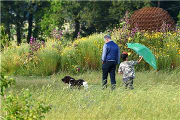 Besucher sind am Wochenende im artpark in Gahlen willkommen.
