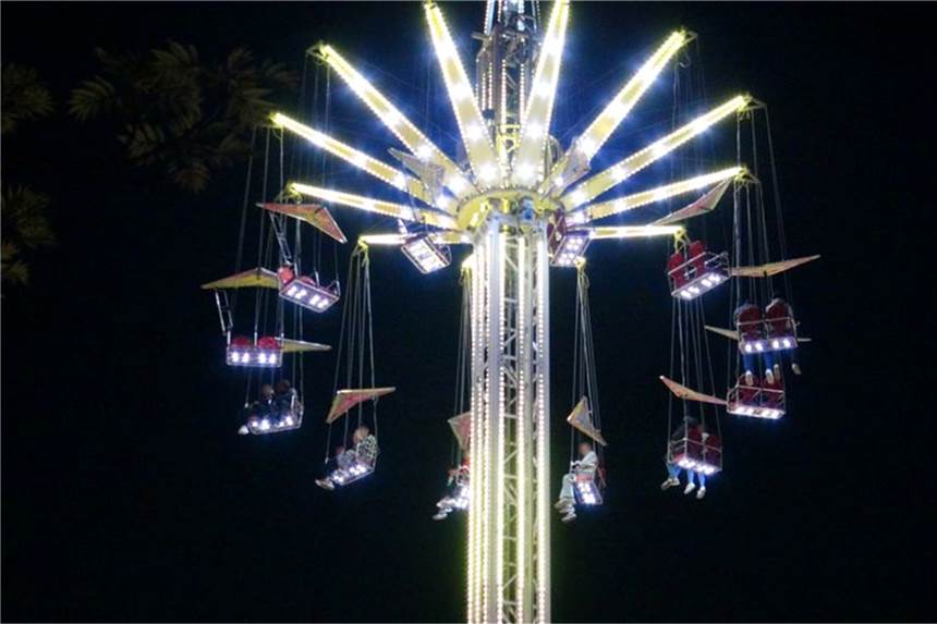 Besucher sitzen in 25 Metern Höhe in einem Kettenkarussell auf einem Volksfest in Aachen.