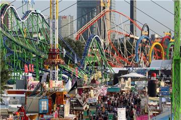 Besucher und Fahrgeschäfte auf der Rheinkirmes 2017. Foto: Ina Fassbender/Archiv