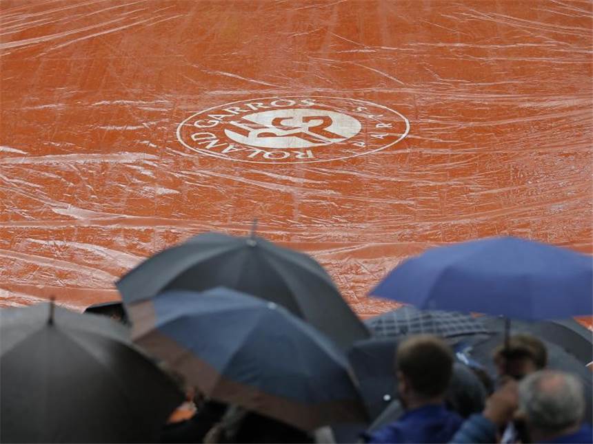 Kristina Mladenovic scheitert in Paris an Bacsinszky Besucher verlassen den Platz nachdem das Spiel wetterbedingt unterbrochen wurde. Foto: Michel Euler