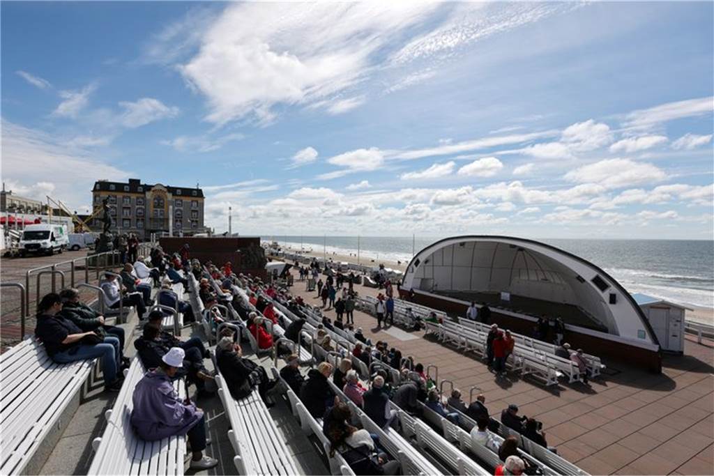 9-Euro-Ticket: Sylt erwartet den ersten „Stresstest“ – eine Sorge ist besonders groß Besucher verweilen auf der Kurpromenade von Westerland vor der «Musikmuschel».