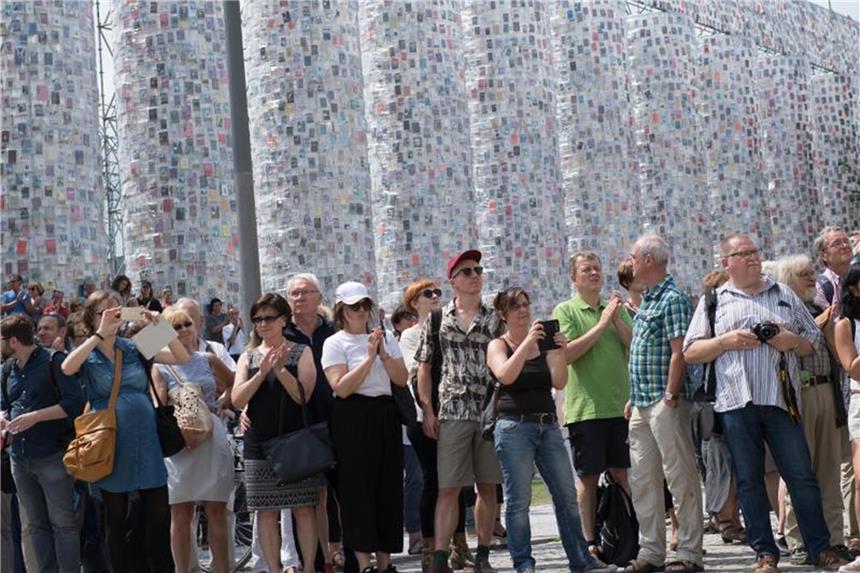 documenta in Finanznot Besucher vor dem "The Parthenon of Books" in Kassel. Foto: Swen Pförtner