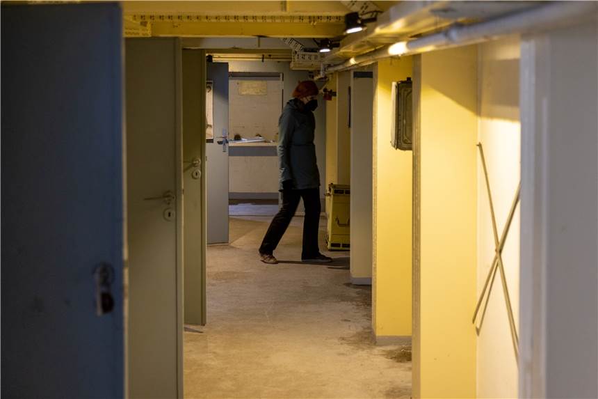 Innenministerium: 599 öffentliche Schutzräume in Deutschland – Nur wenig Platz Besucher während einer Führung im Bunker. Der ehemalige Stasi-Bunker in Gosen in Brandenburg bei Berlin ist wieder für Führungen geöffnet. (Symbolbild)