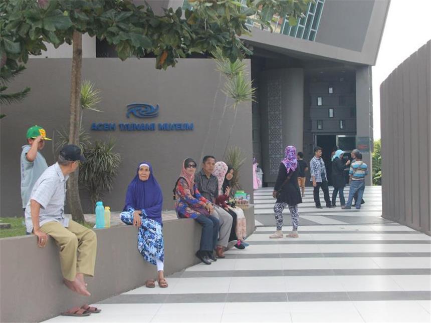 Plan-Chefin: «Wiederaufbau nach Tsunami hat gut funktioniert» Besucher warten vor dem Tsunami-Museum in Banda Aceh. Foto: Doreen Fiedler