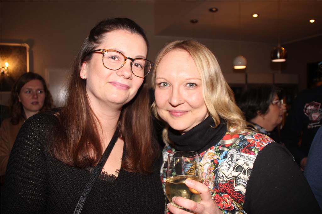 Comedy-Night in Brambauer: Vier Wortkünstler begeisterten das Publikum Zwei Besucherinnen der Veranstaltung.